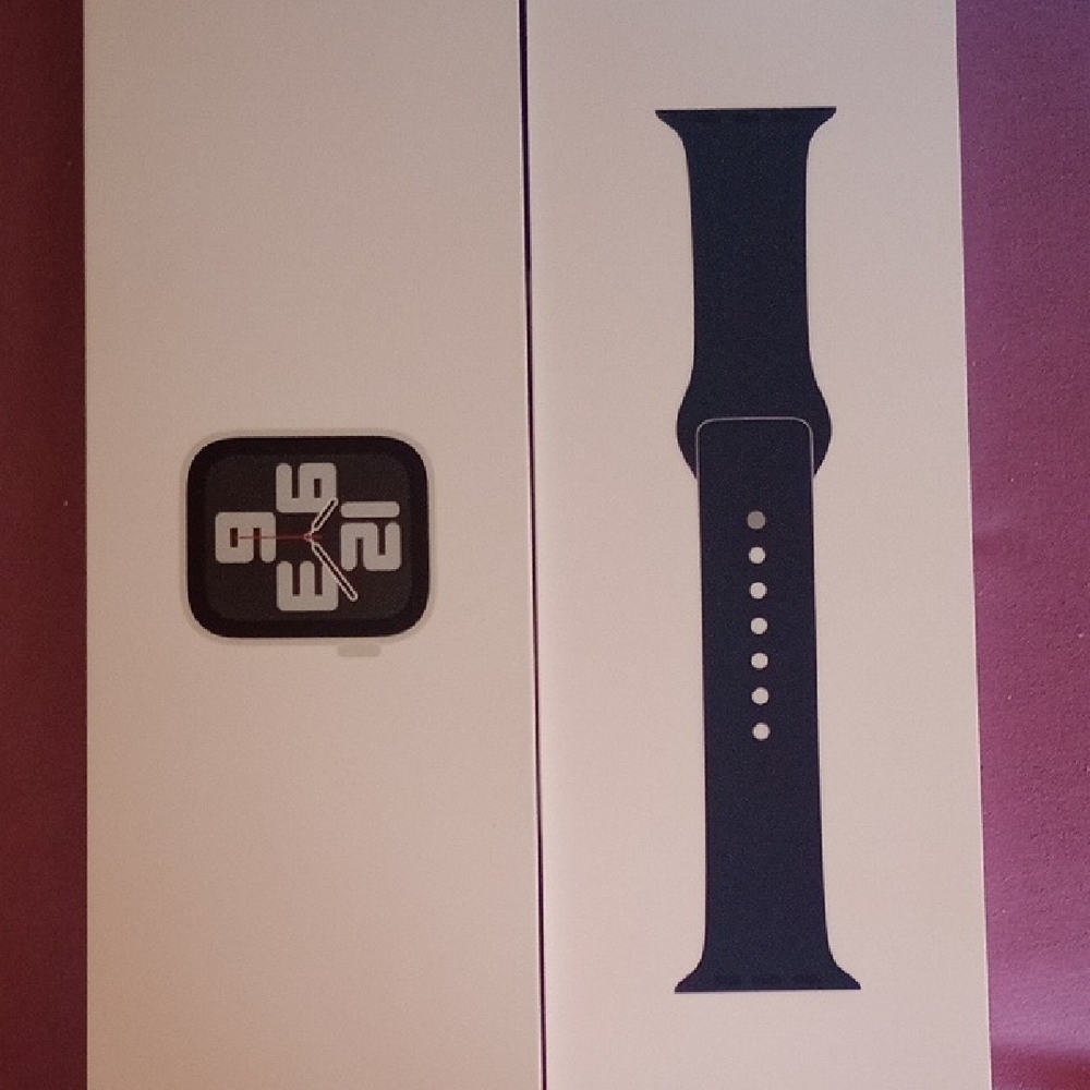 Apple Smartwatch New In Box - Picture 5 of 6